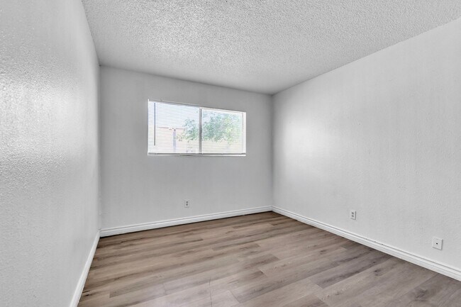 Building Photo - 2508 E Mesquite Ave