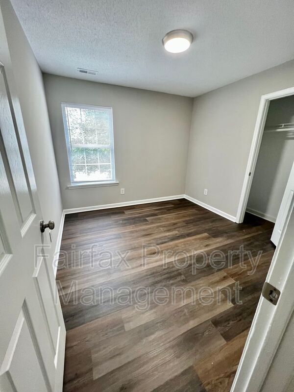 Building Photo - 201 Ridge Lake Dr