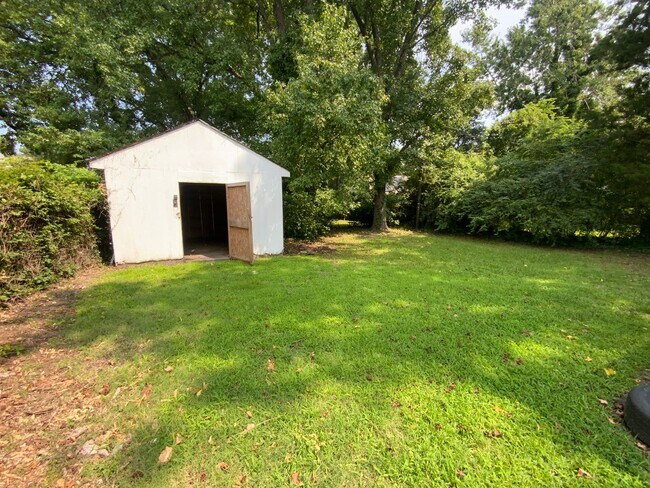 Building Photo - Charming 4 bd, 2 bth with 2 room Master Suite