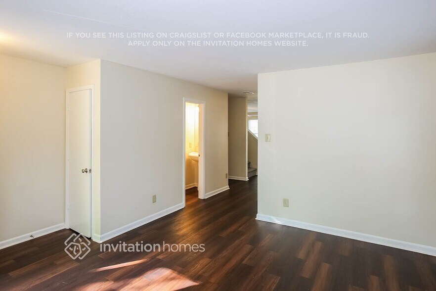 Building Photo - 866 Plaza Walk Dr