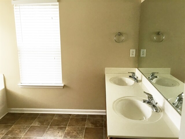 Building Photo - 1635 Swan Dr