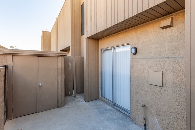 Building Photo - 2 Bedroom townhouse