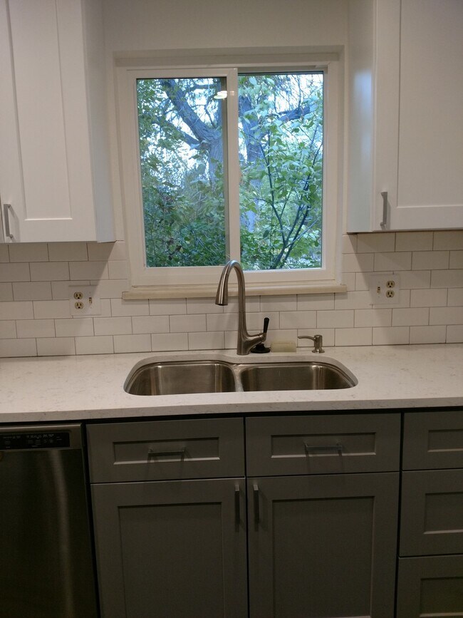 Building Photo - Charming 1 Level House 3 Bed, 2 Bath with ...