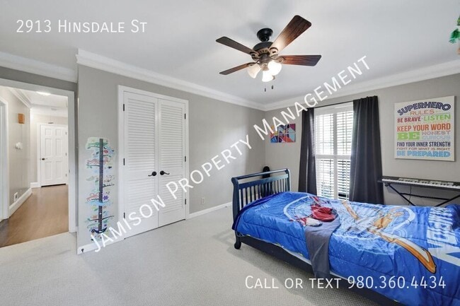 Building Photo - 2913 Hinsdale St