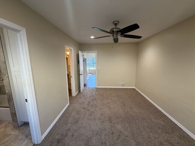 Building Photo - 2227 E Westport Dr