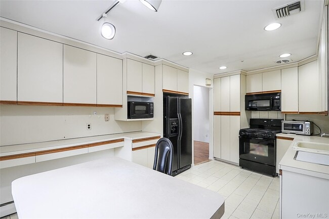 Building Photo - 14 Glenn Dr