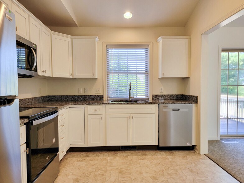 Building Photo - 5206 Brook Dr