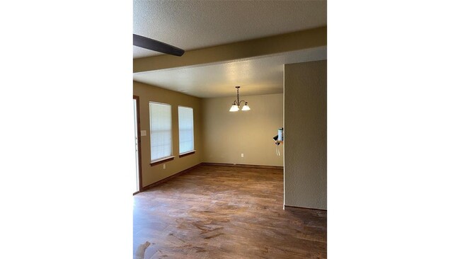 Building Photo - 10910 Shady Oaks Dr