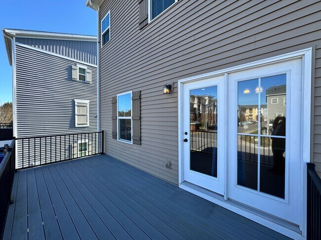 Building Photo - Available 07-08-26! Townhouse w/Garage - Pet Friendly - All Appliances Convey!