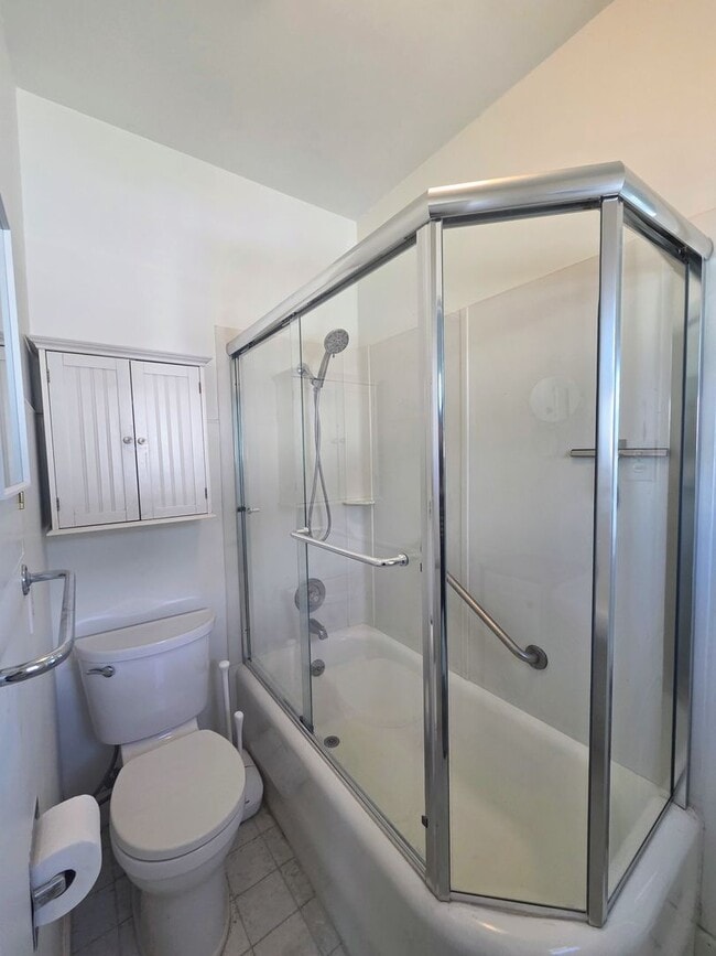 Building Photo - Charming Downtown Petaluma Gem - 3bed 1.5 Bath Available Now !