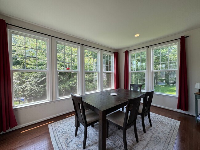 Building Photo - Amazing 6 Bed 5 Bath Single Family Home Wi...