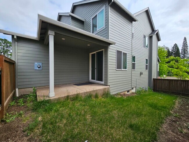 Building Photo - 5Bd/3Ba Two Story House - For viewing!