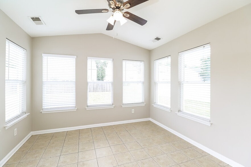 Building Photo - 620 Wrayhill Dr