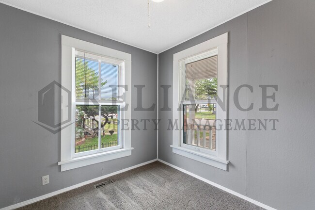 Building Photo - 253 N Charles Ave