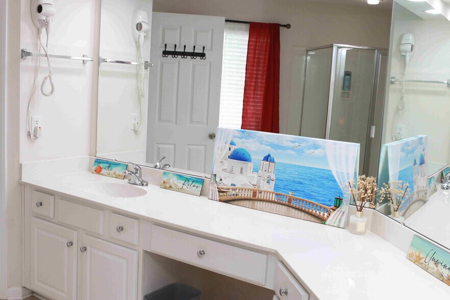 Building Photo - Room in House on Red Birch Dr