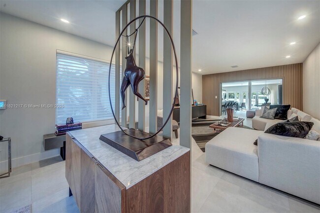 Building Photo - 2020 Alamanda Dr