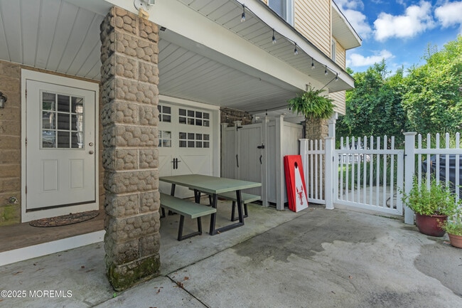 Building Photo - 308 Hume St
