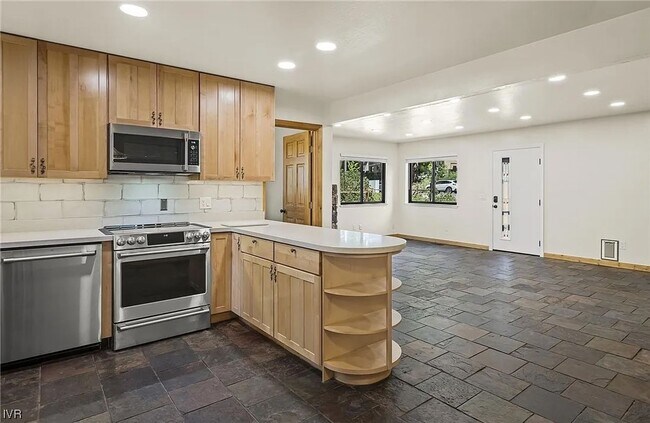 Building Photo - Oriole #2