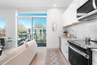 Building Photo - Modern downtown condo studio with private balcony & parking space.