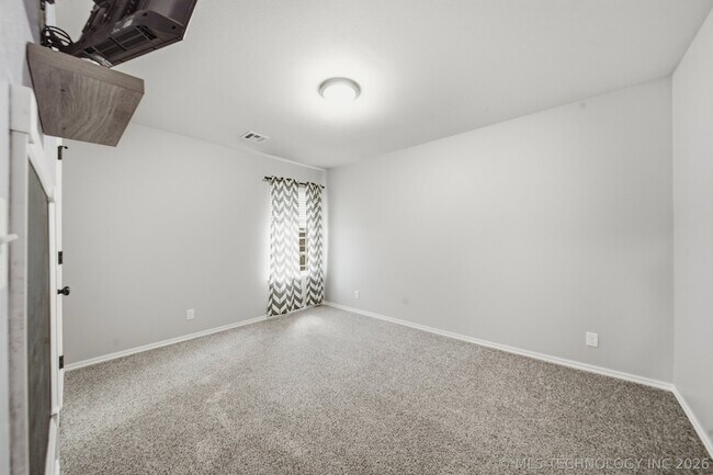 Building Photo - 13328 S 21st Pl