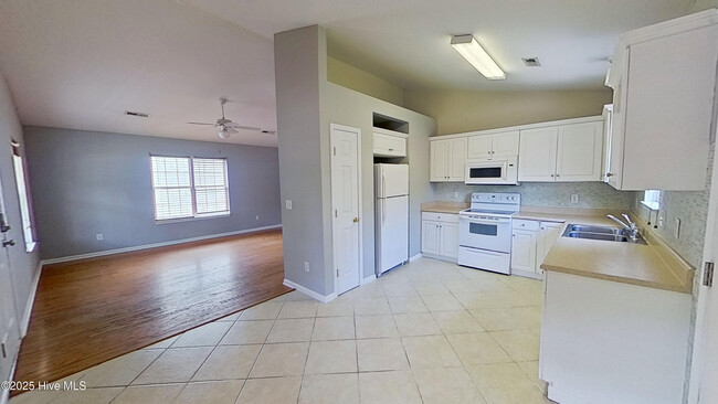Building Photo - 4156 Sunglow Dr