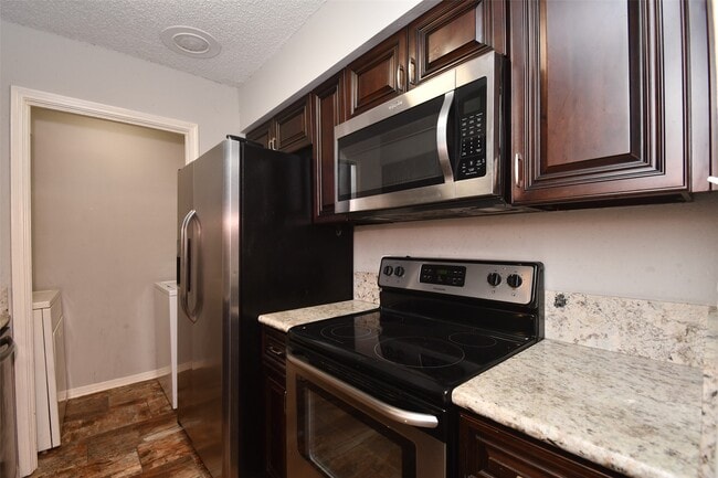 Building Photo - 700 Thicket Ln