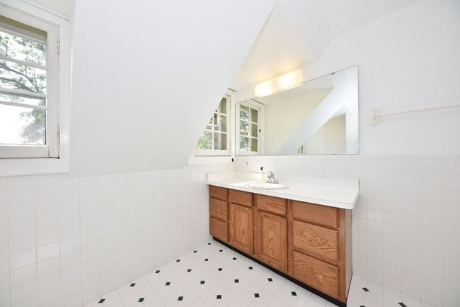 Building Photo - 3 bedroom Tosa Village townhome