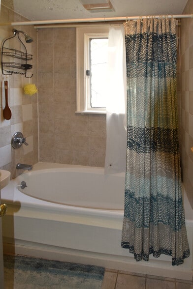Full Bath (2nd) Oval Tub / Shower - 51 Russell Rd