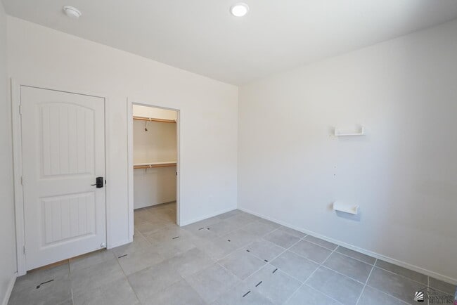 Building Photo - 3457 W 39th Ln