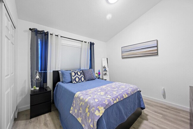 Building Photo - 8010 SW 152nd Ave