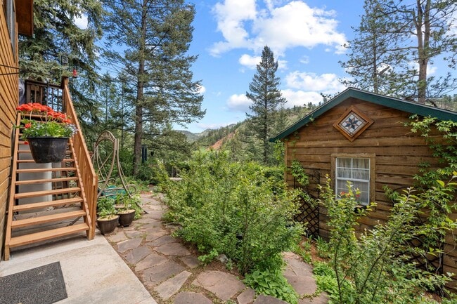 Building Photo - Cozy Green Mountain Falls Cottage