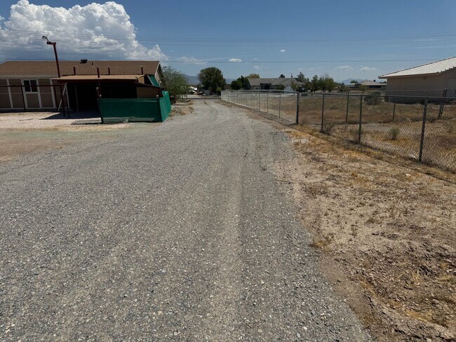 Building Photo - Charming 3-bedroom home located in the picturesque town of Pahrump!