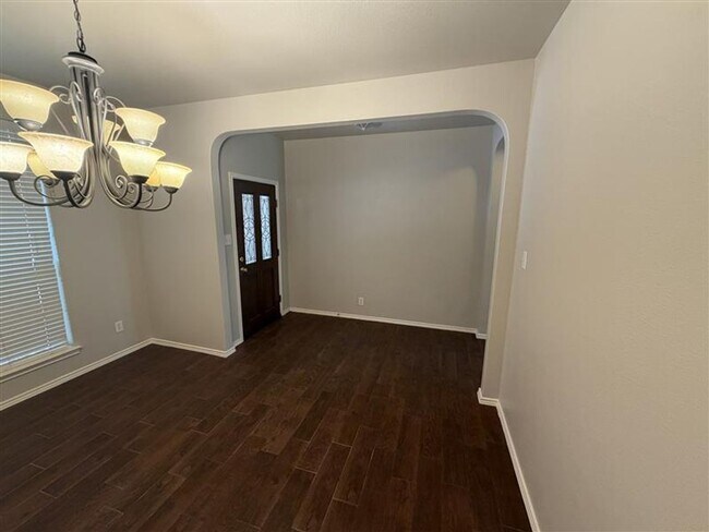 Building Photo - Large 4 bedroom / 2.5 bathroom home in Alamo Ranch
