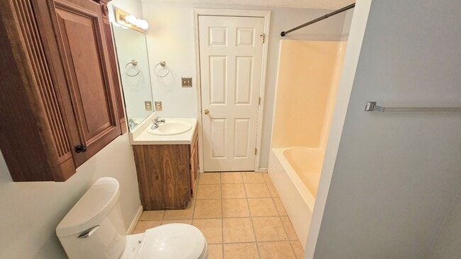 Building Photo - West Knoxville 37923 - 2 bedroom, 2 bath condo - Contact Ryan Fogarty (865) 333-4840