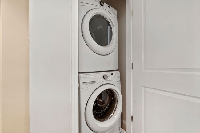 Building Photo - Recently Updated, 2 bed 2 1/2 Bath with Fe...