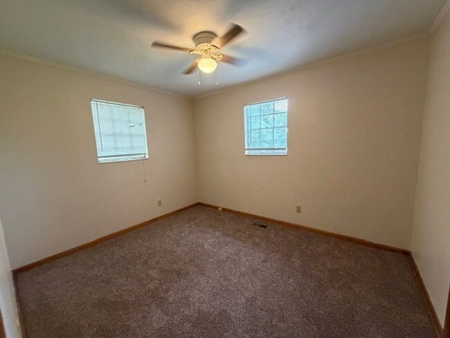 Building Photo - 2 Bed 1 Bath Duplex