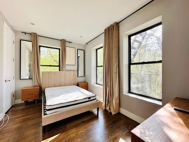 Building Photo - Private Bedroom in a 4 bedroom / 2 bathroo...