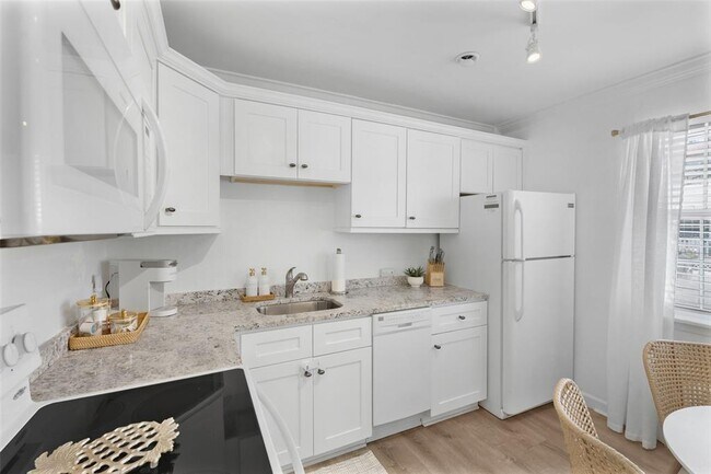 Building Photo - 1603 Gulf Dr N