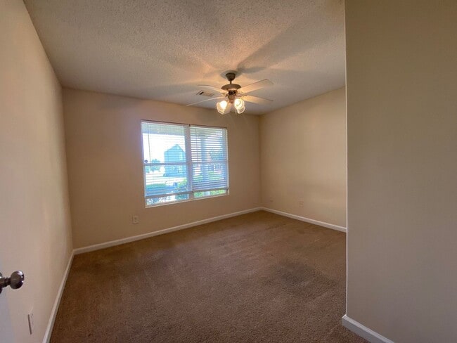 Building Photo - PRE-LEASING FOR MAY 2026 ! 1/2 DEPOSIT SPECIAL