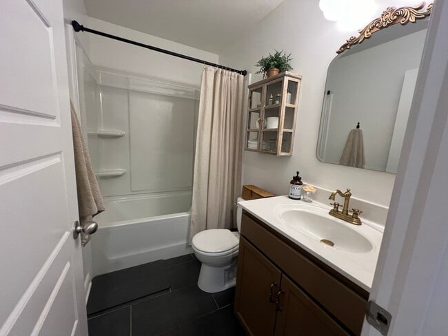 Building Photo - 3 Bedroom 2 Bathroom Home