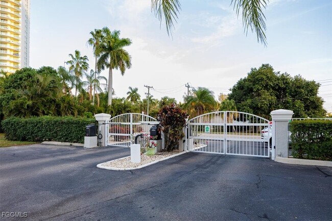 Building Photo - 2885 Palm Beach Blvd