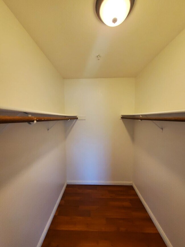 Building Photo - Spacious 2 bedroom 2 bath condo with perfect floor plan