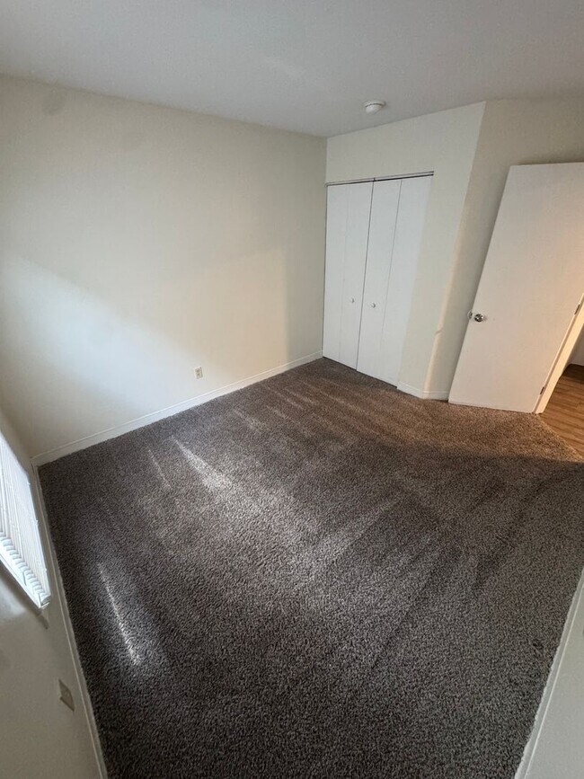 Building Photo - 3 Bedroom/1 Bath in Old Louisville