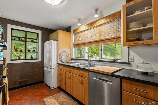 Building Photo - 18 Harvard Ln