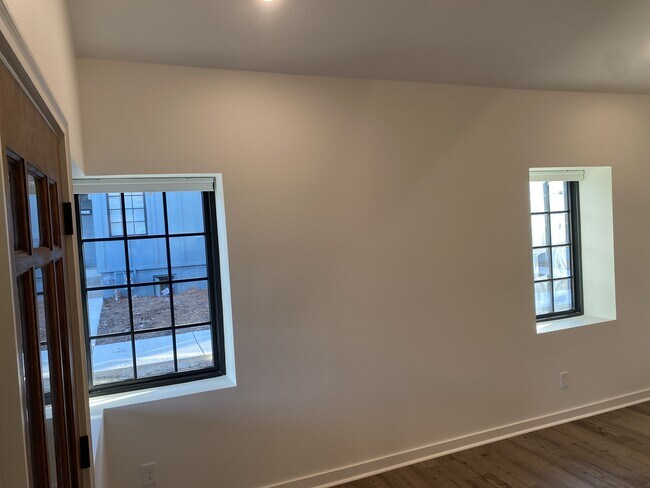 Building Photo - 2903 Crescent Ave