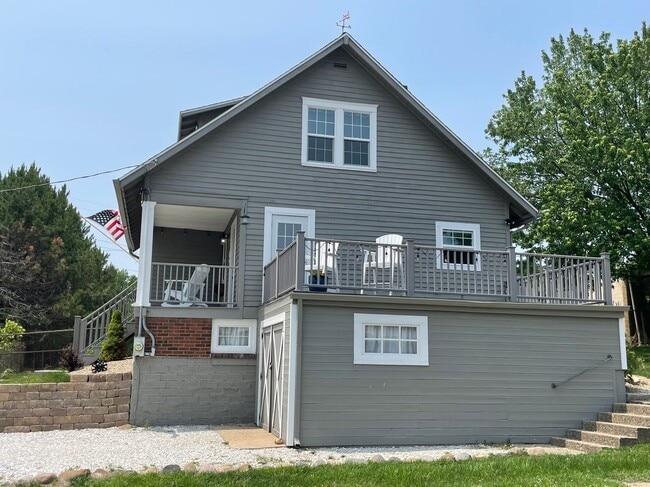 Building Photo - 1003 E Samuel Ave