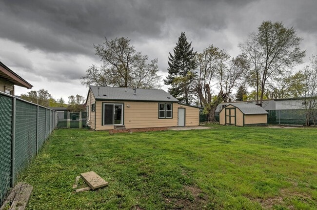 Building Photo - 2 Bed - 1 Bath - Pet Friendly
