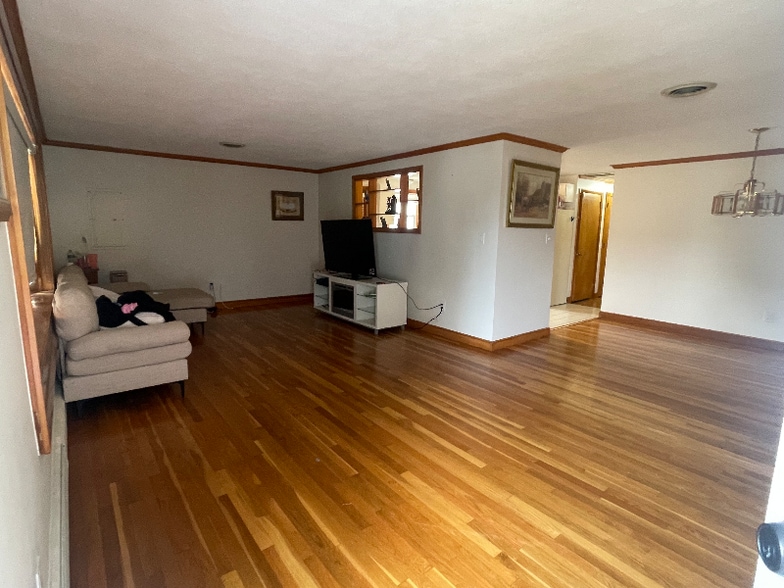 Building Photo - 114 Charger St