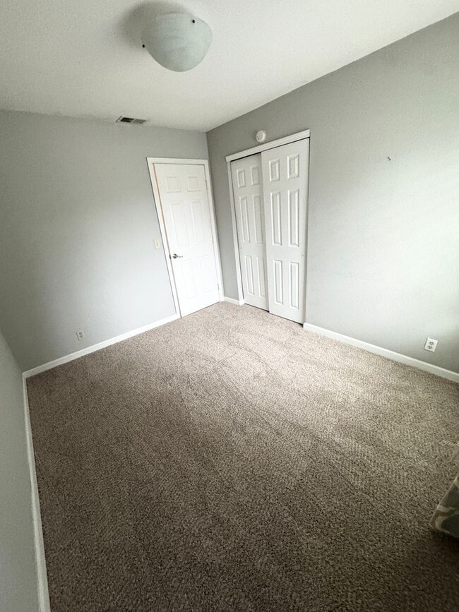 Building Photo - THREE BEDROOM TWO BATH HOME NEAR MANLOVE PARK SEE VIDEO