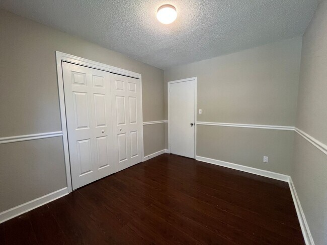 Building Photo - Sweet & Stylish 3 Bedroom 1.5 bath